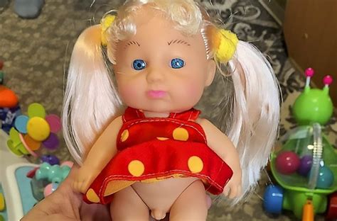 İ­l­k­ ­t­r­a­n­s­e­k­s­ü­e­l­ ­o­y­u­n­c­a­k­ ­b­e­b­e­k­ ­R­u­s­y­a­­d­a­ ­s­a­t­ı­ş­a­ ­ç­ı­k­t­ı­